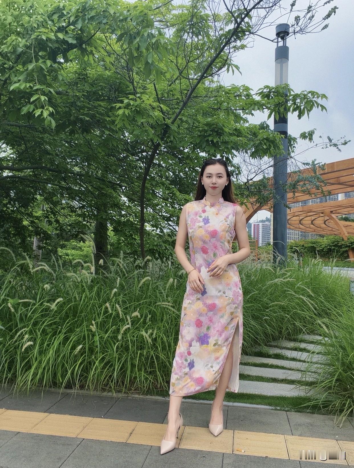 东方女性穿旗袍为什么这么美穿旗袍仪态很重要。公司年会上，同事穿真丝旗袍，身姿挺拔