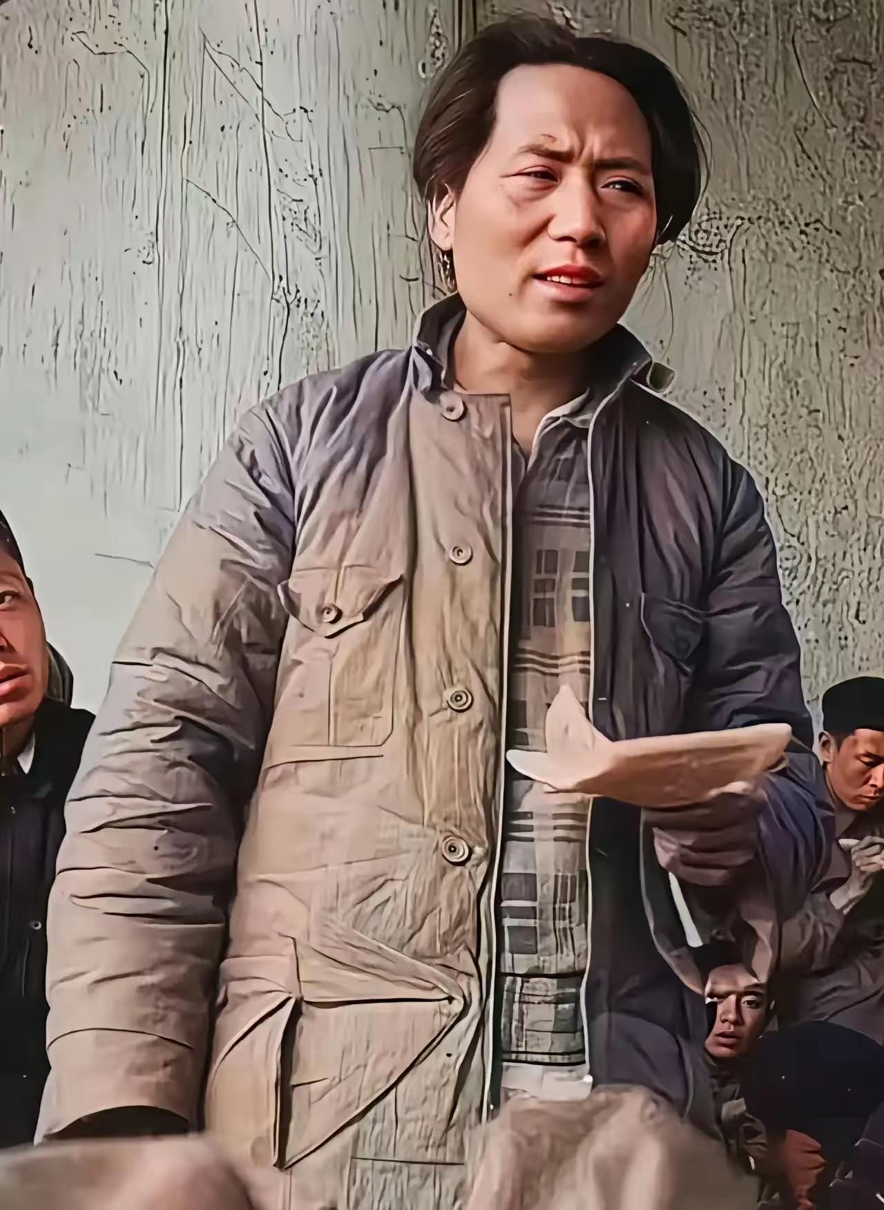 看到这张长征结束后伟人在延安的黑白照片，心里满是触动。照片里，他鬓角白发显眼，脸