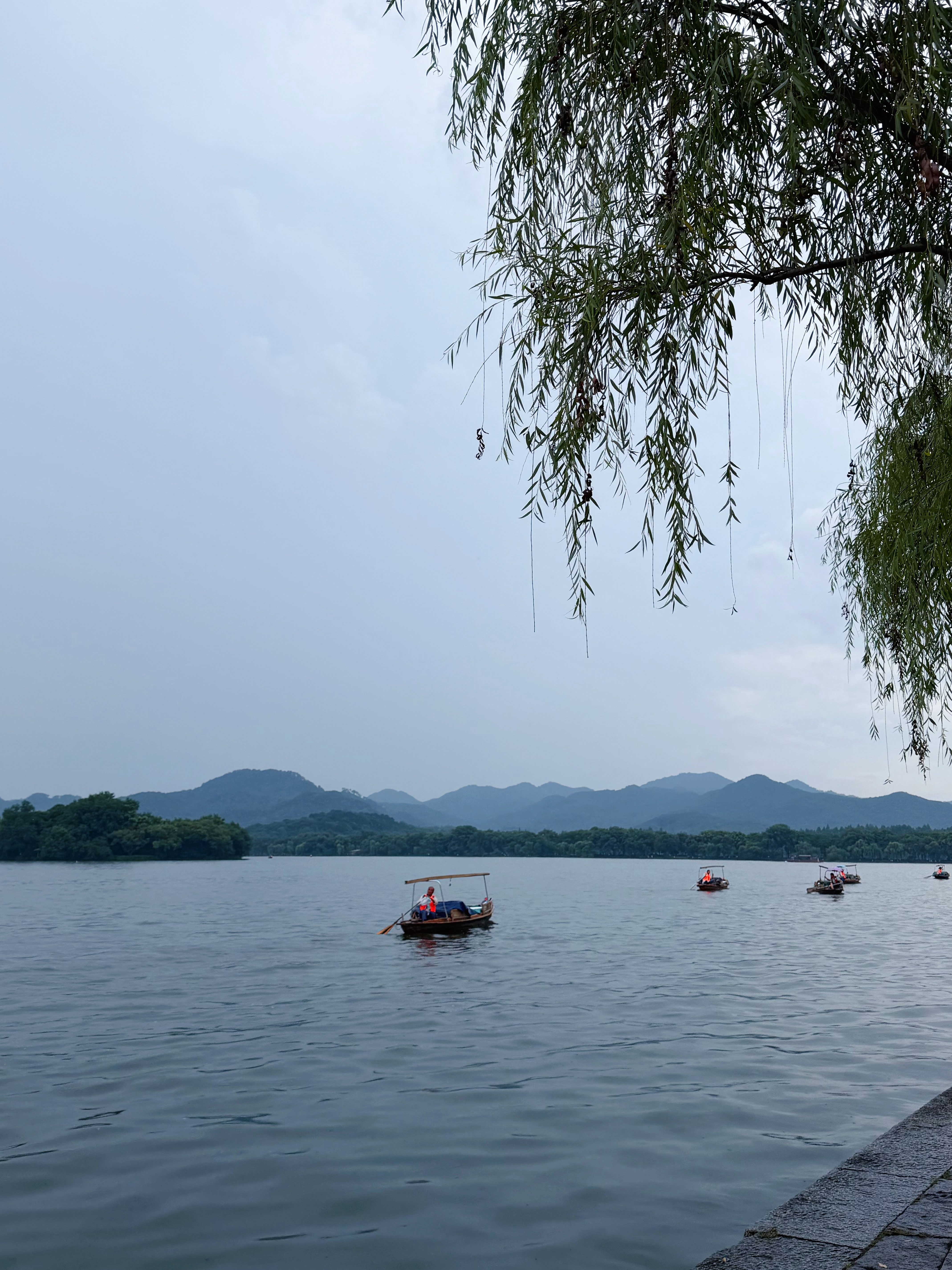 西湖人太多了，天气闷热，真正是汗如雨下。逛到2点多实在是热到不行，回酒店了。但西