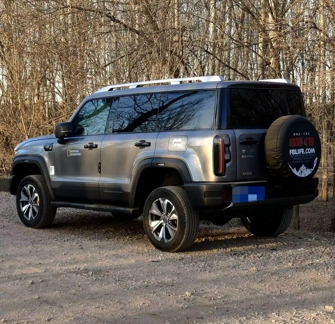 这是一台北京BJ40的灰色的车型，我今天试驾了他，我觉得这个车应该要改一改避震了