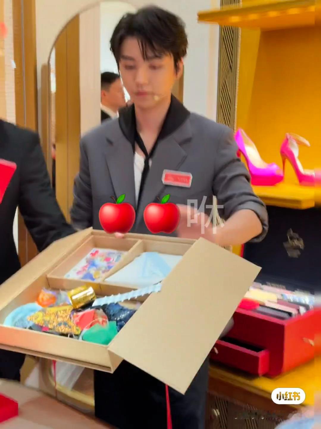 王俊凯存一组超绝美的live图！好嫩好可爱的宝宝，皮肤状态也太好了！