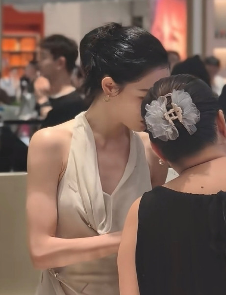 钟楚曦这么瘦，手臂竟然有肌肉？