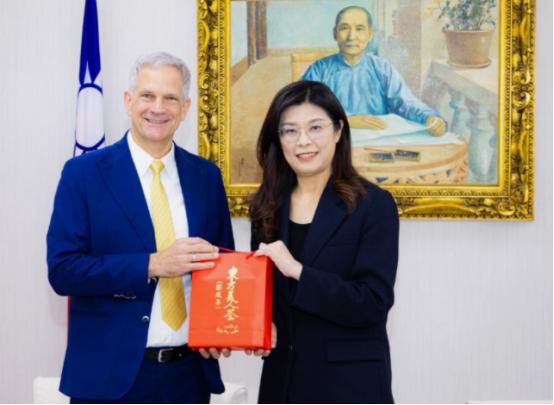 国民党主席郑丽文11月16日在社交平台发文透露，她在国民党党中央接见“德国在台协