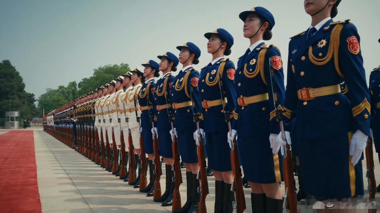 白宫发布的中国仪仗队的照片！虽然依然在用以前的小伎俩，用灰暗色的底色（当天天