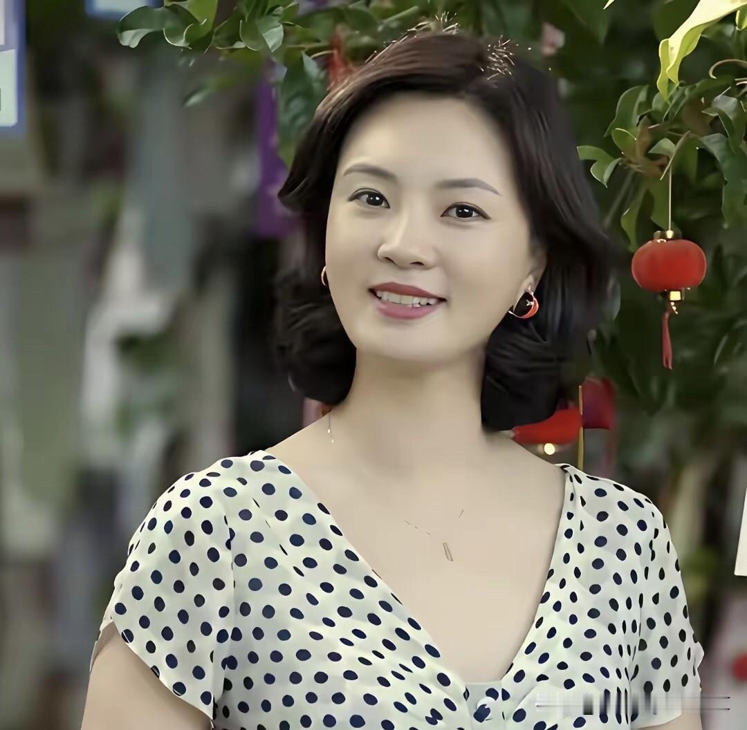 央视主持人里，她的气质排第二，无人敢排第一，就算是董卿和倪萍来了，气质也没有她好