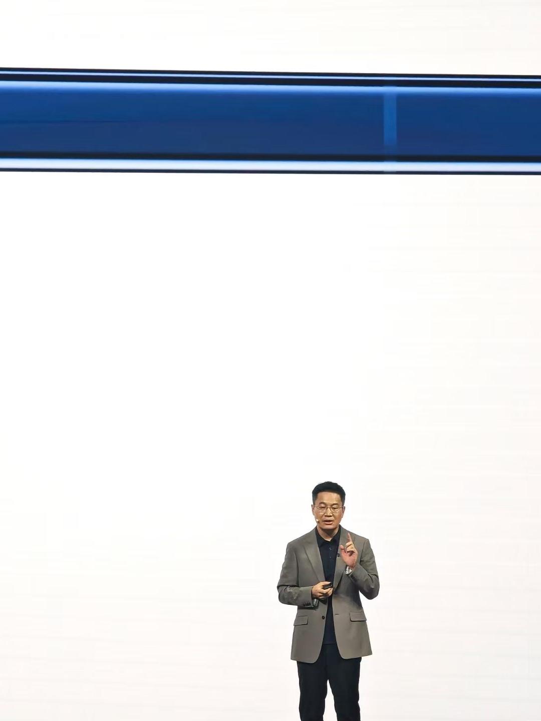 小米18Pro系列发布会卢伟冰金句：小米发布会开场先秀肌肉，介绍了9