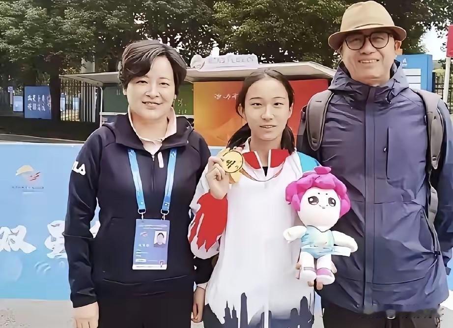 陈妤颉妈妈这次被夸，不是没来由。不是因为她是前浙大短跑队员。也不是因为她
