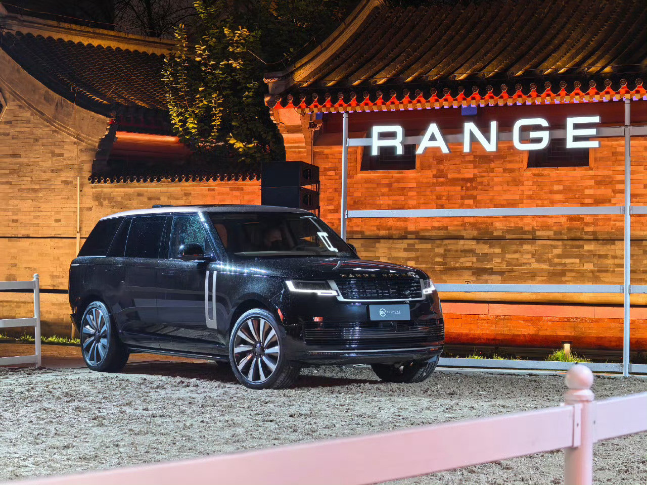 路虎揽胜我跟小吴生活中99%的事都能达成共识但唯独大G更牛逼还是揽胜更牛逼这件