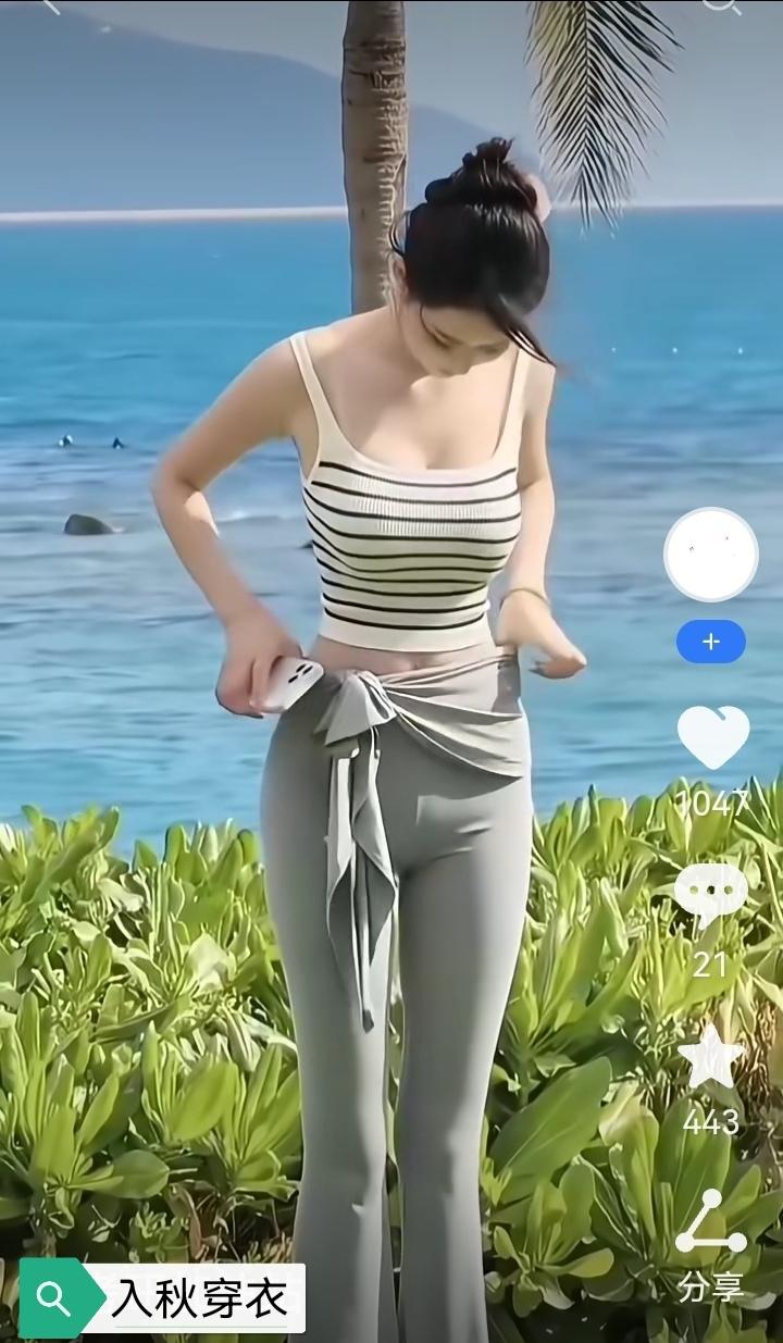 今秋已过寒露，但中午还是有点热，衣服怎么穿？条纹吊带配灰裤，海边随行系，个性点儿