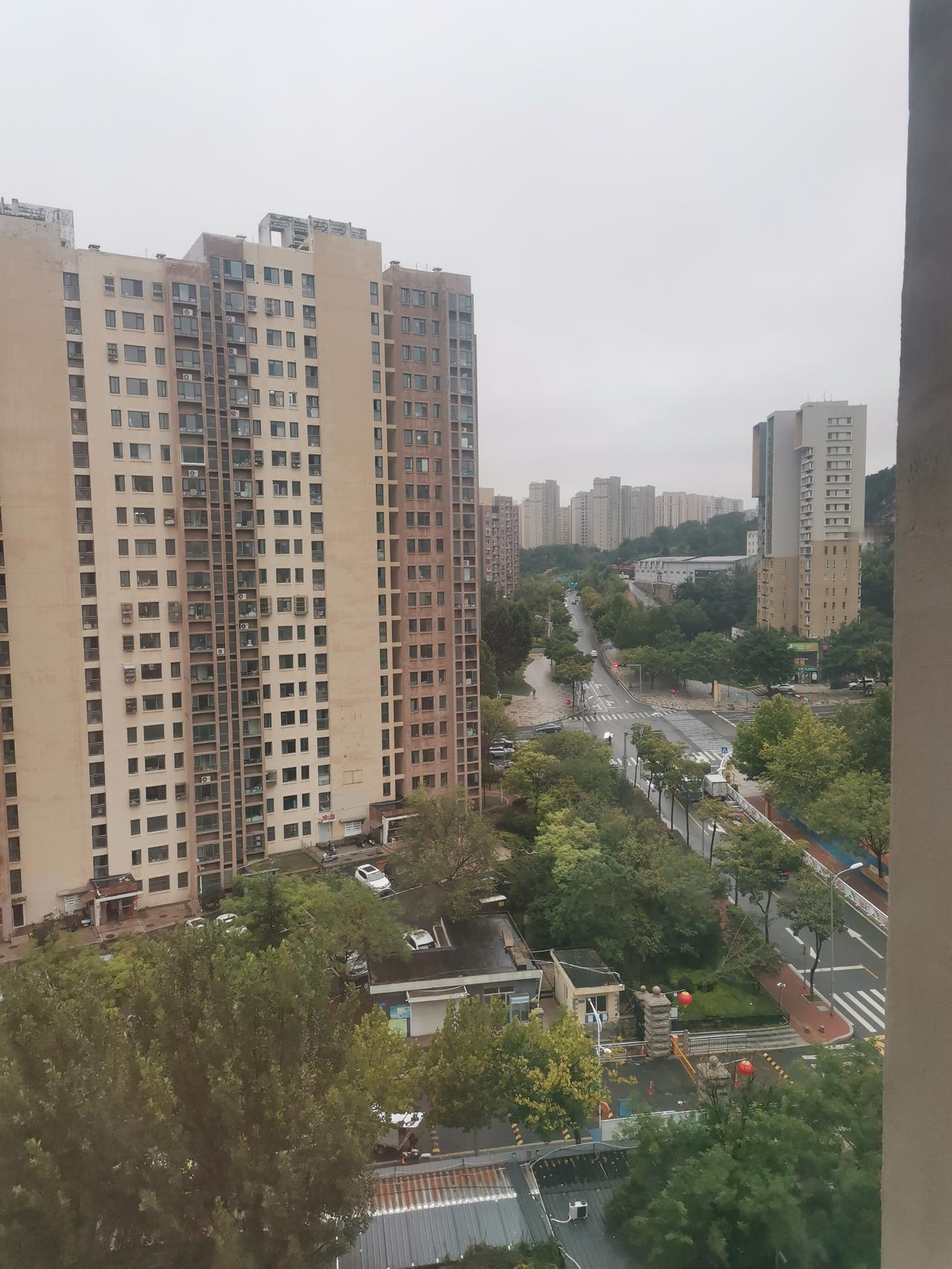 房地产开启上涨行情贸易战加速了房地产行业的企稳上升，这次关税战的开始，房地产