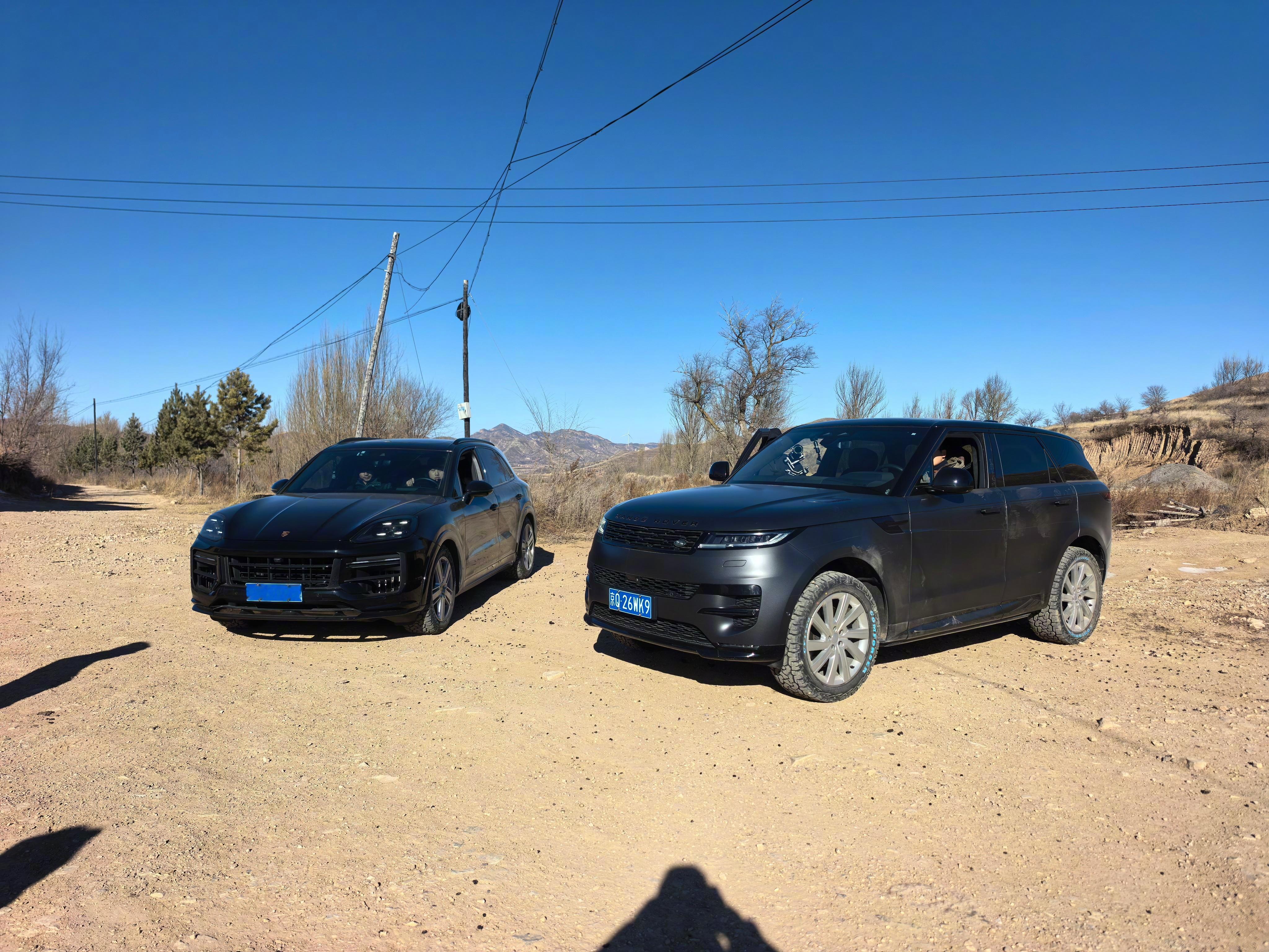 百万级SUV越野对比，我给揽胜运动和卡宴都换越野胎了，避免轮胎是短板。走进山！