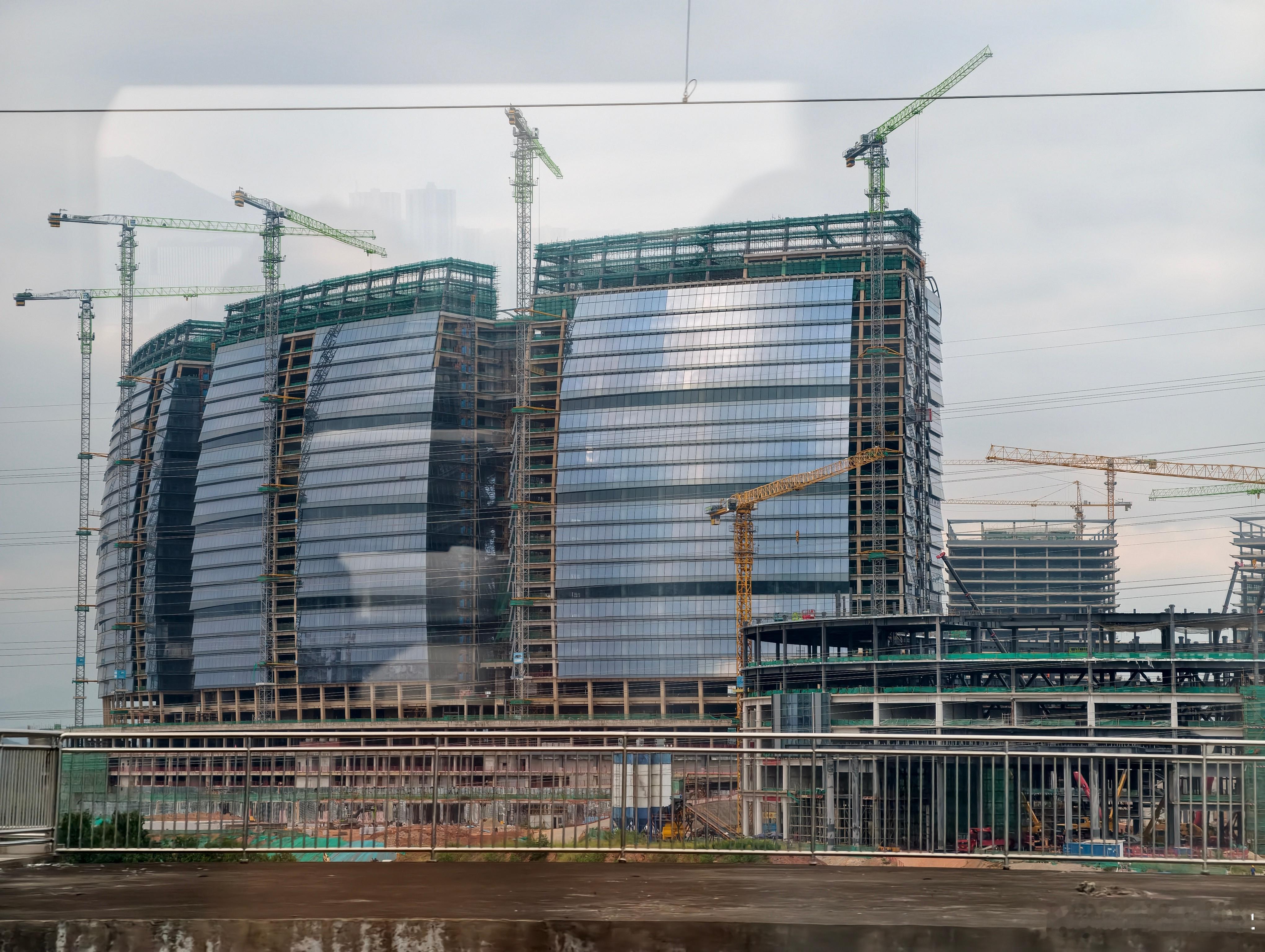 刚高铁路过深圳坪山站，看到了一个非常酷的在建建筑。搜了一下，原来是比亚迪在建的全