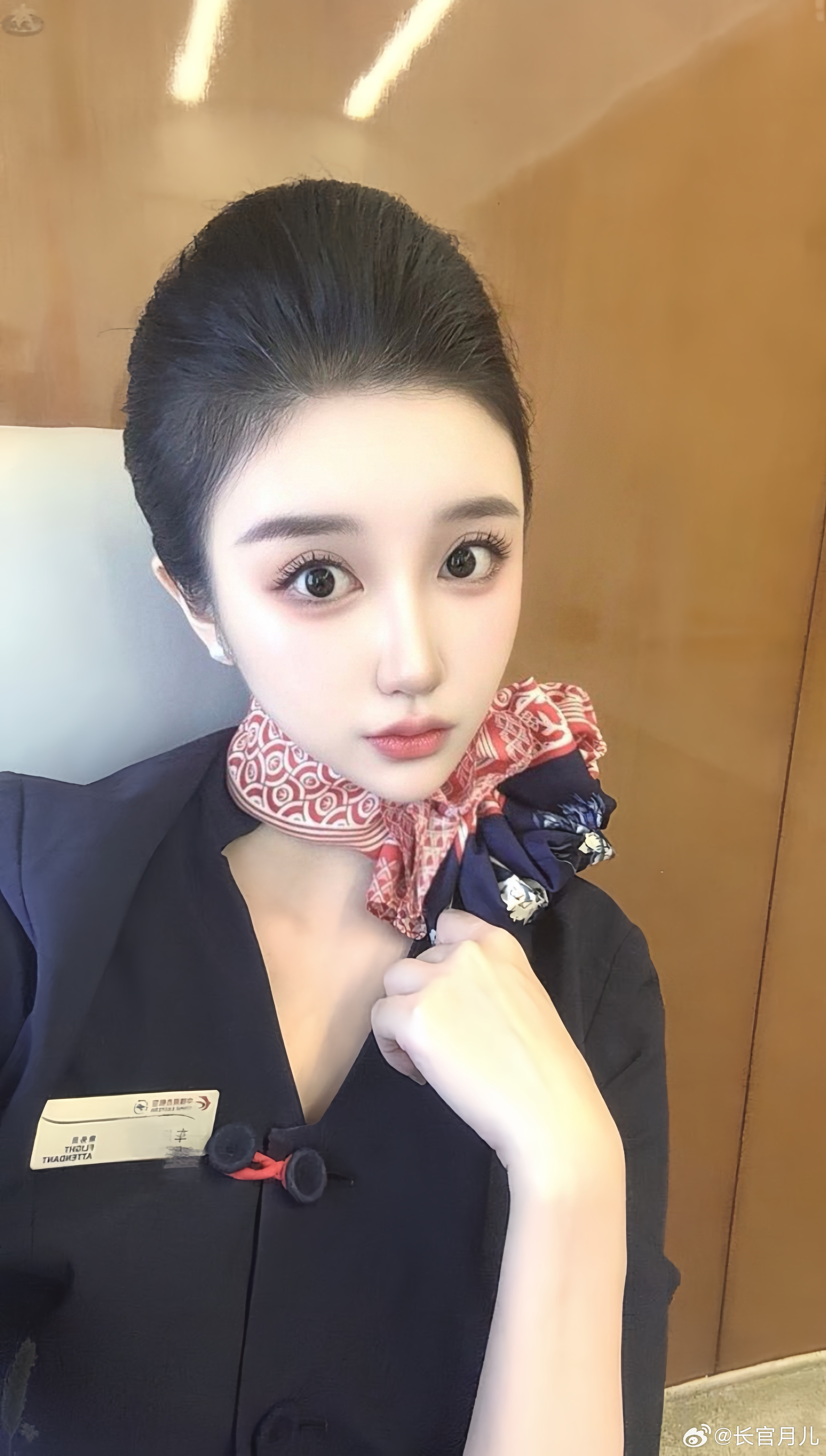 东航空姐的制服照好酷呀。