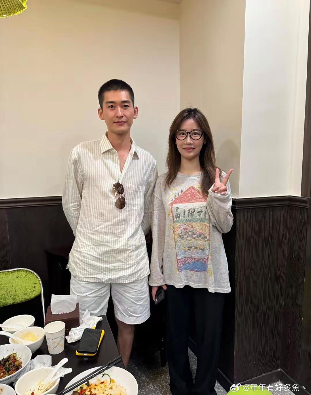 张翰在上海逛街吃饭被偶遇，他减肥了，剪了寸头，没有油腻的感觉了！