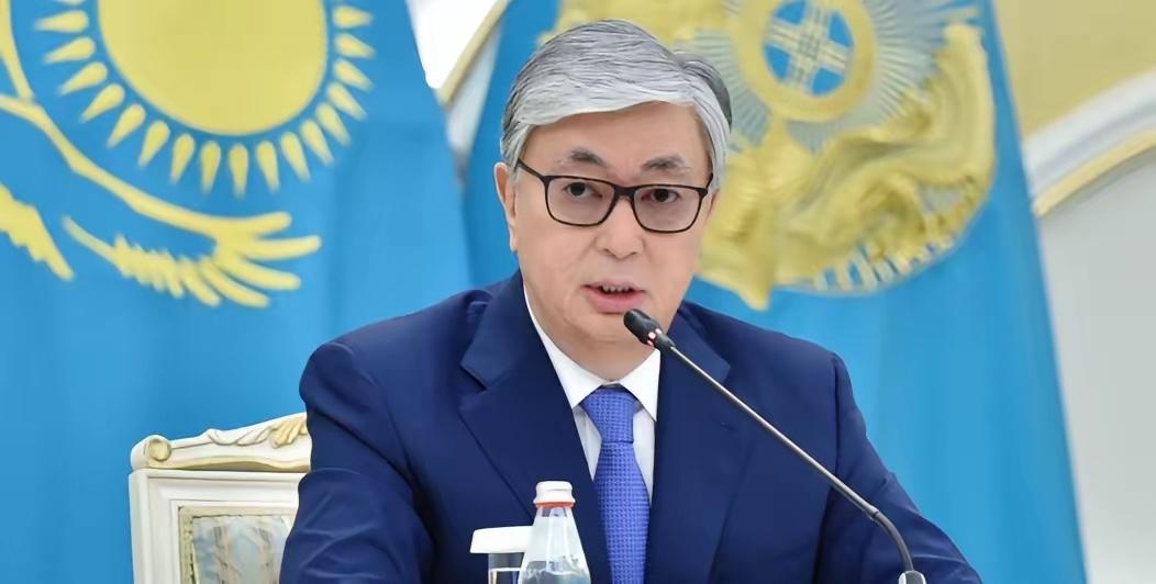 哈萨克斯坦突然宣布了文字改革计划。​​2017年起，哈方启动把本民族语言从西里