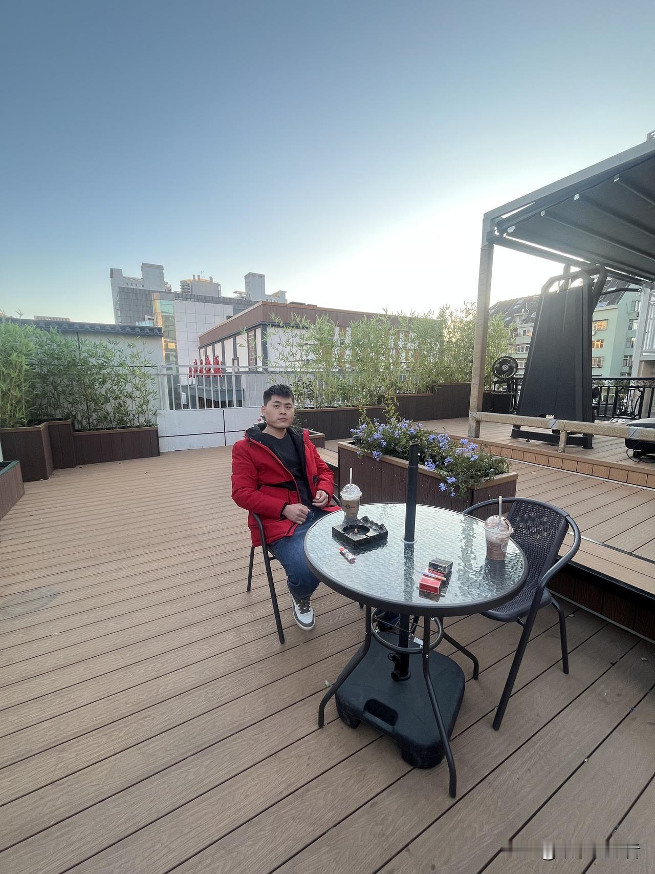 如今的互联网和AI软件很发达，各个平台都有自己的短视频，现在不管是购物平台，还是