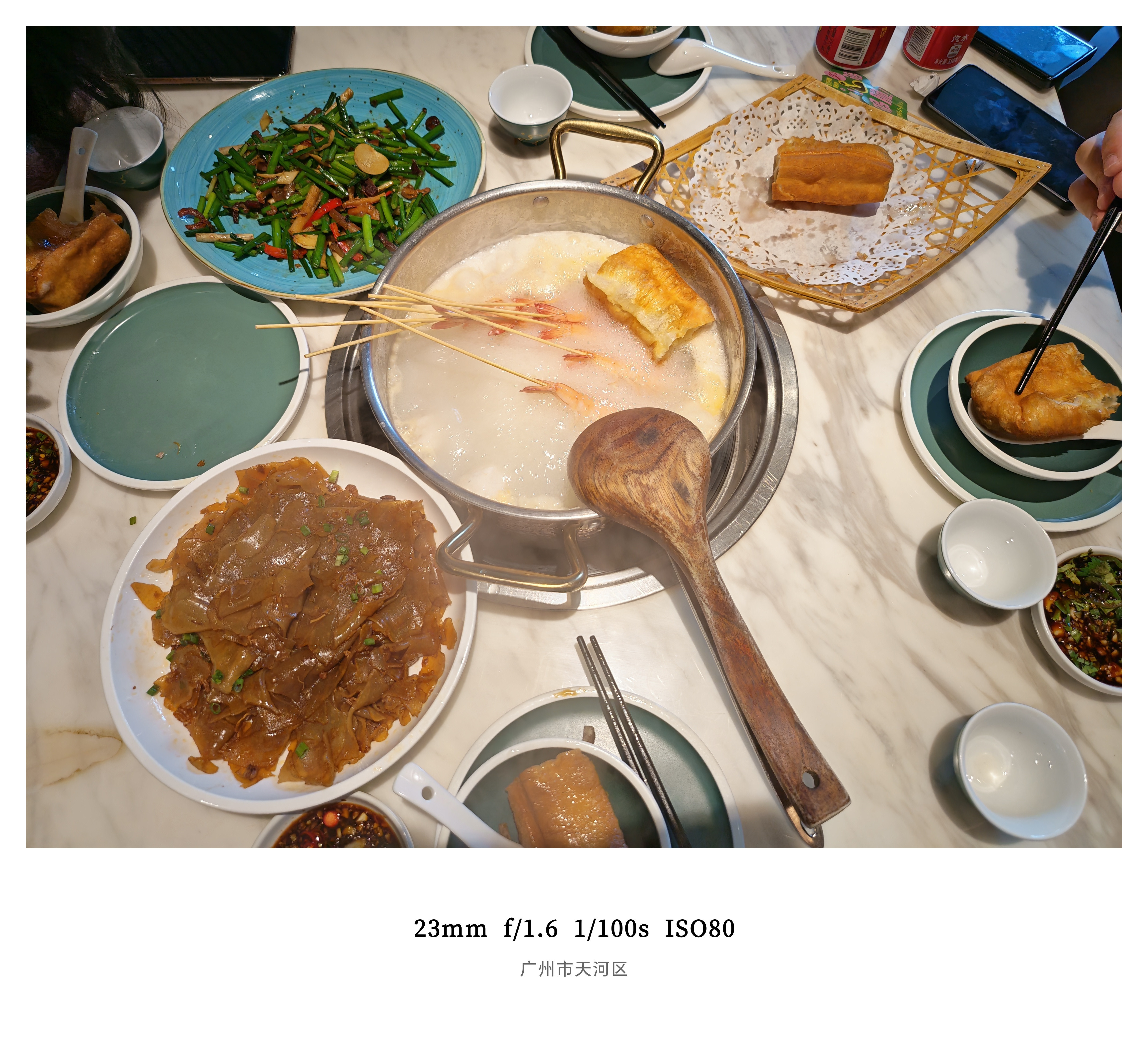 来广州怎么能不吃粥火锅呢不过这味道对于北方的朋友来说太清淡了完美地解决了火锅太辛