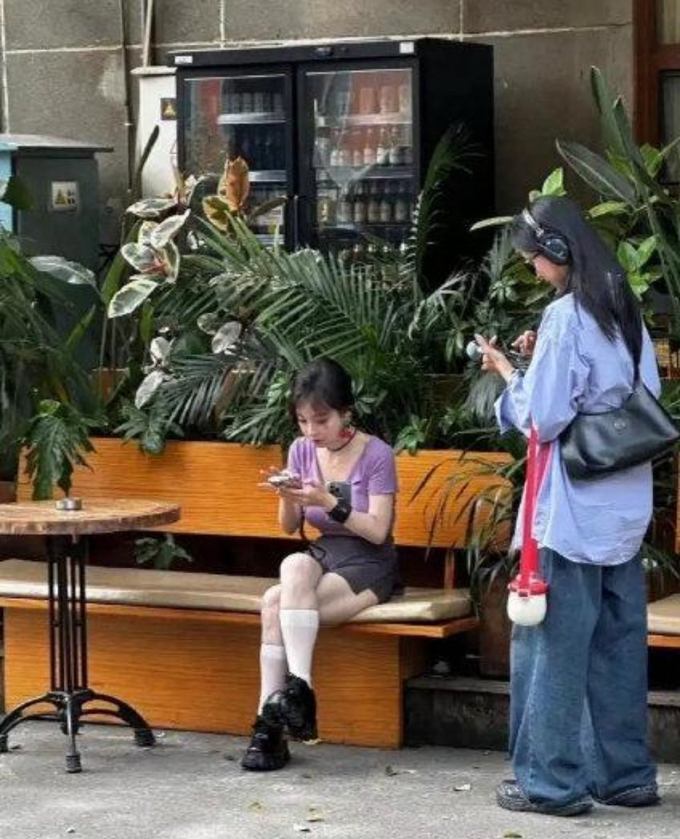 冯提莫这个身材，坐下来好像比例更虐了。