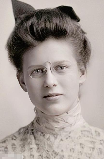 1962年，胡适去世，他的情人韦莲司故意给江冬秀寄去一大箱东西，火冒三丈的江冬秀