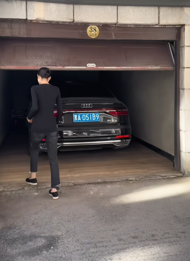光看背影就知道这是上学时候的大姐大吧！