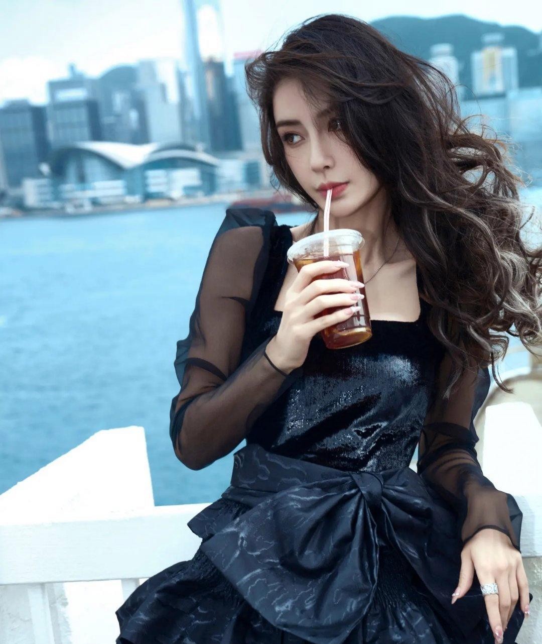 Angelababy海边这组生图又出圈了，随手抓拍都像精修海报，果然骨相好的人怎