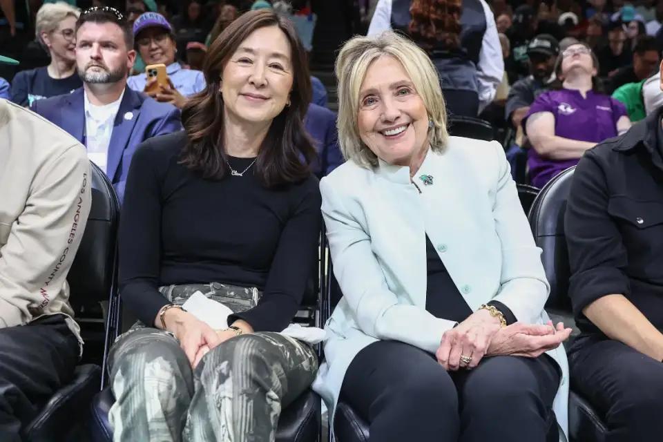 希拉里这状态，完全不像80岁的人呀！这个女人，不得不说是真有实力和状态，还是属