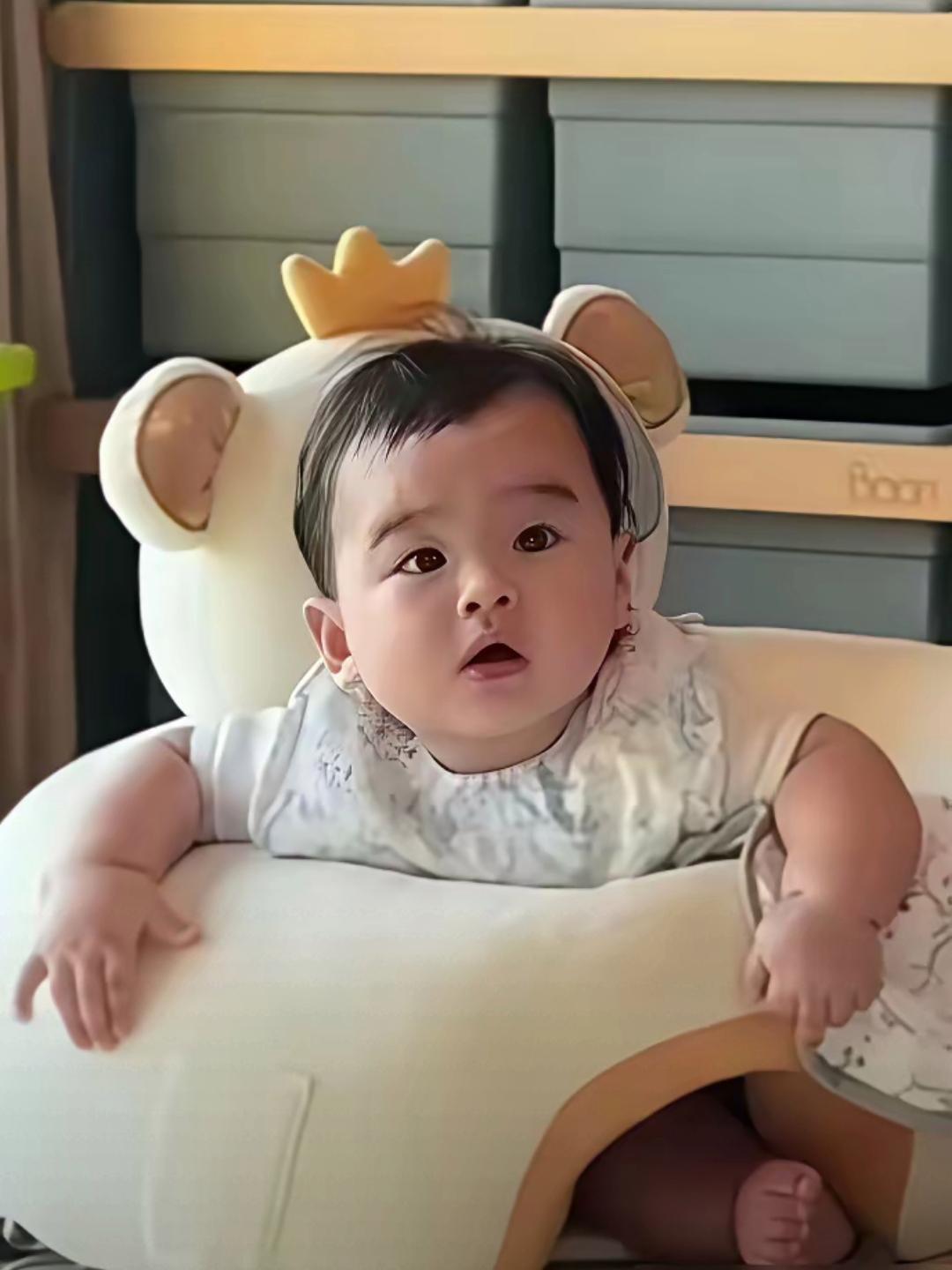汪小菲直播里突然喊了一嗓子，汪希玥，给我倒杯水。镜头外闺女直接怼回来，可以让阿姨帮你拿呀。他脸一沉，