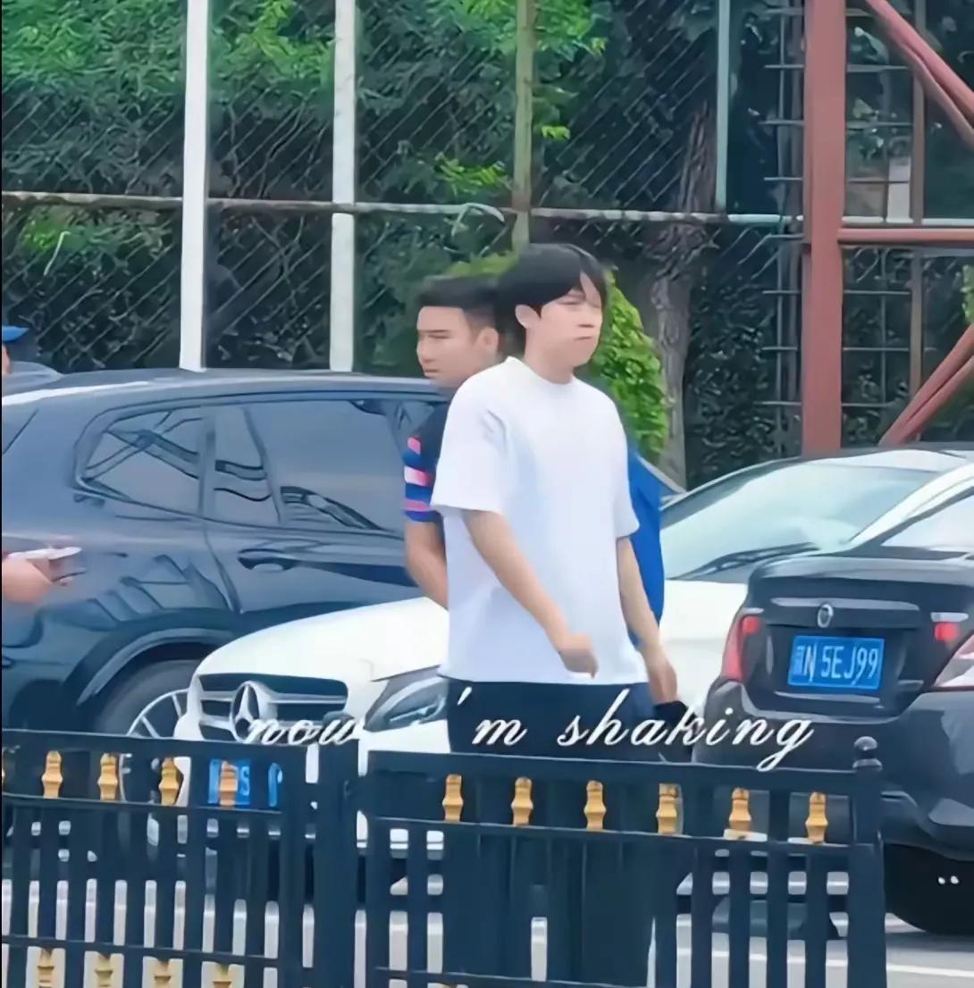 王楚钦刚在内部洗车区露了面，穿件白T恤配长裤，瞧着却蔫蔫的，一脸疲惫。还好旁边有