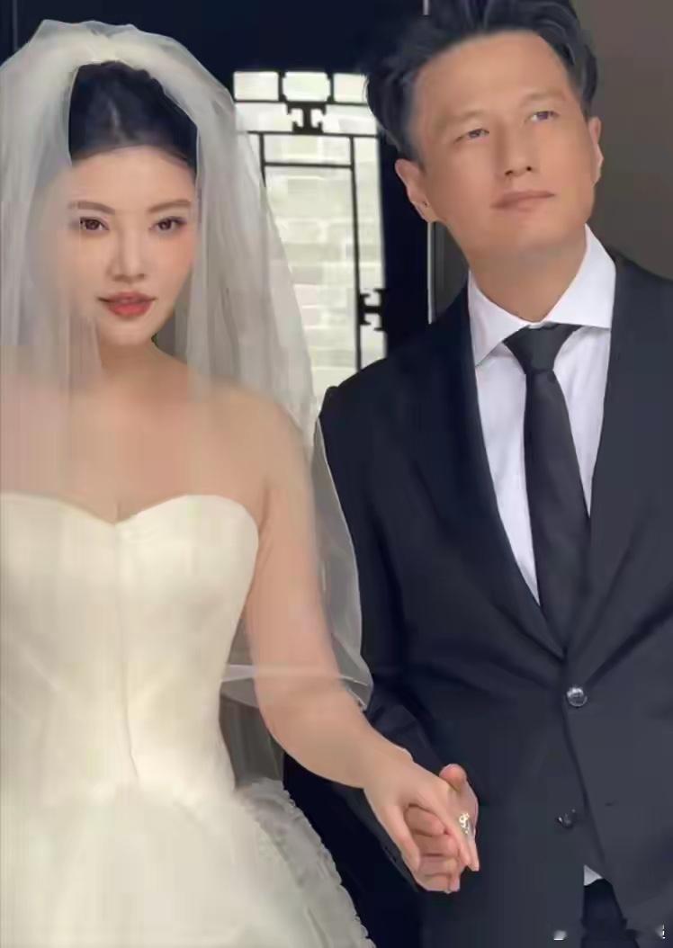 尹子维我是第一次结婚尹子维12月18日发博硬核辟谣，直言“我是第一次结婚！乱写