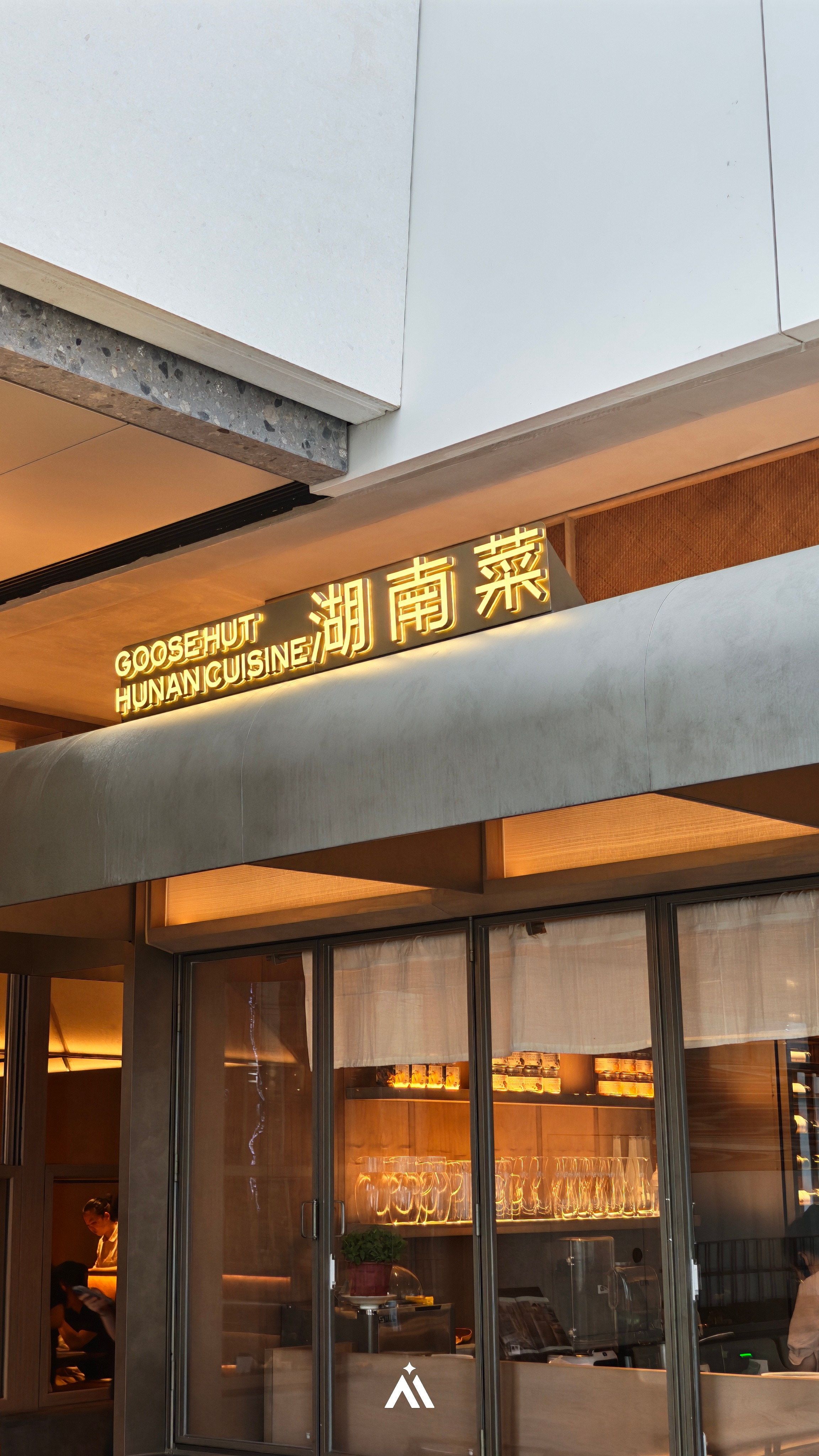 晚上我跟给接个风，他刚刚西藏自驾回来，上一次分别是在拉萨，转完冈仁波齐，大概隔了