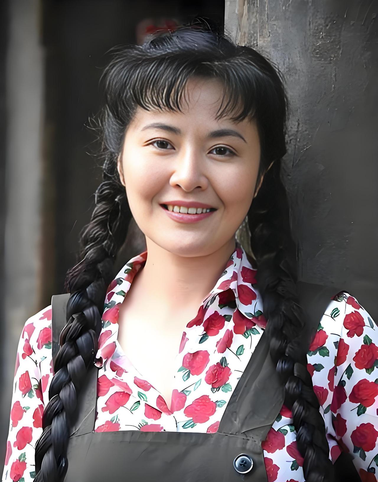 著名影视表演艺术家、著名话剧表演艺术家、中国国家话剧院一级演员，1965年出生于