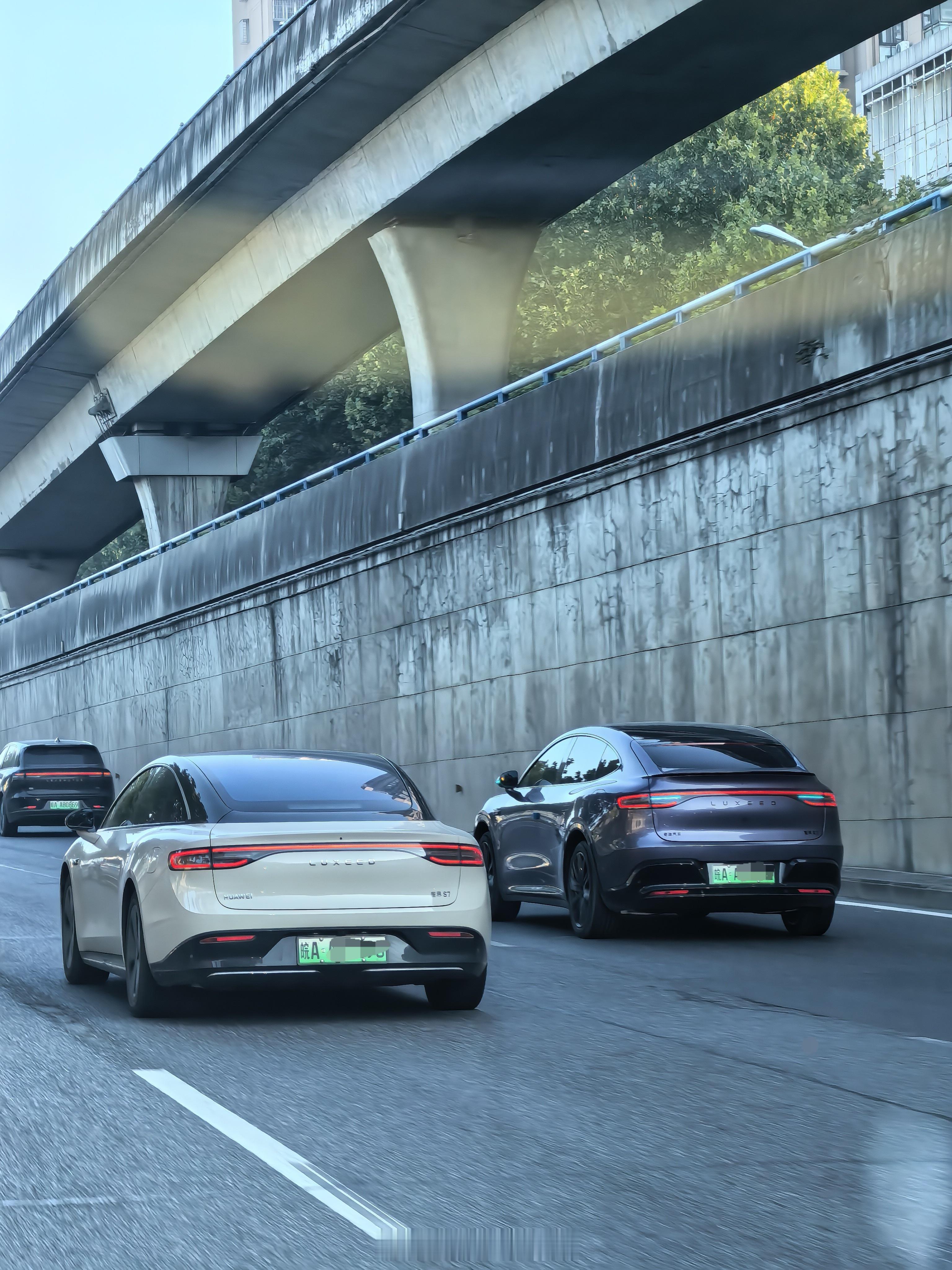 早鸭！上班路上遇到两台智界S7和R7，都是老款，R7应该是升级了小蓝灯，后面没看