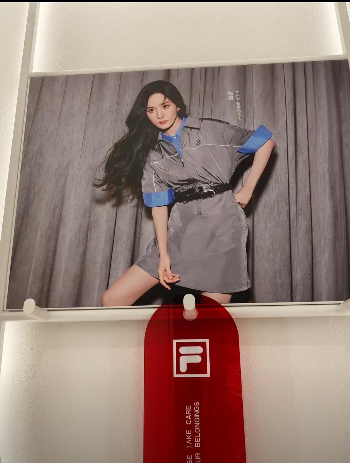 不要相信网购照片，穿上后差距很大，为什么同款不同效？腰带和发型，还有摄像。这衣服