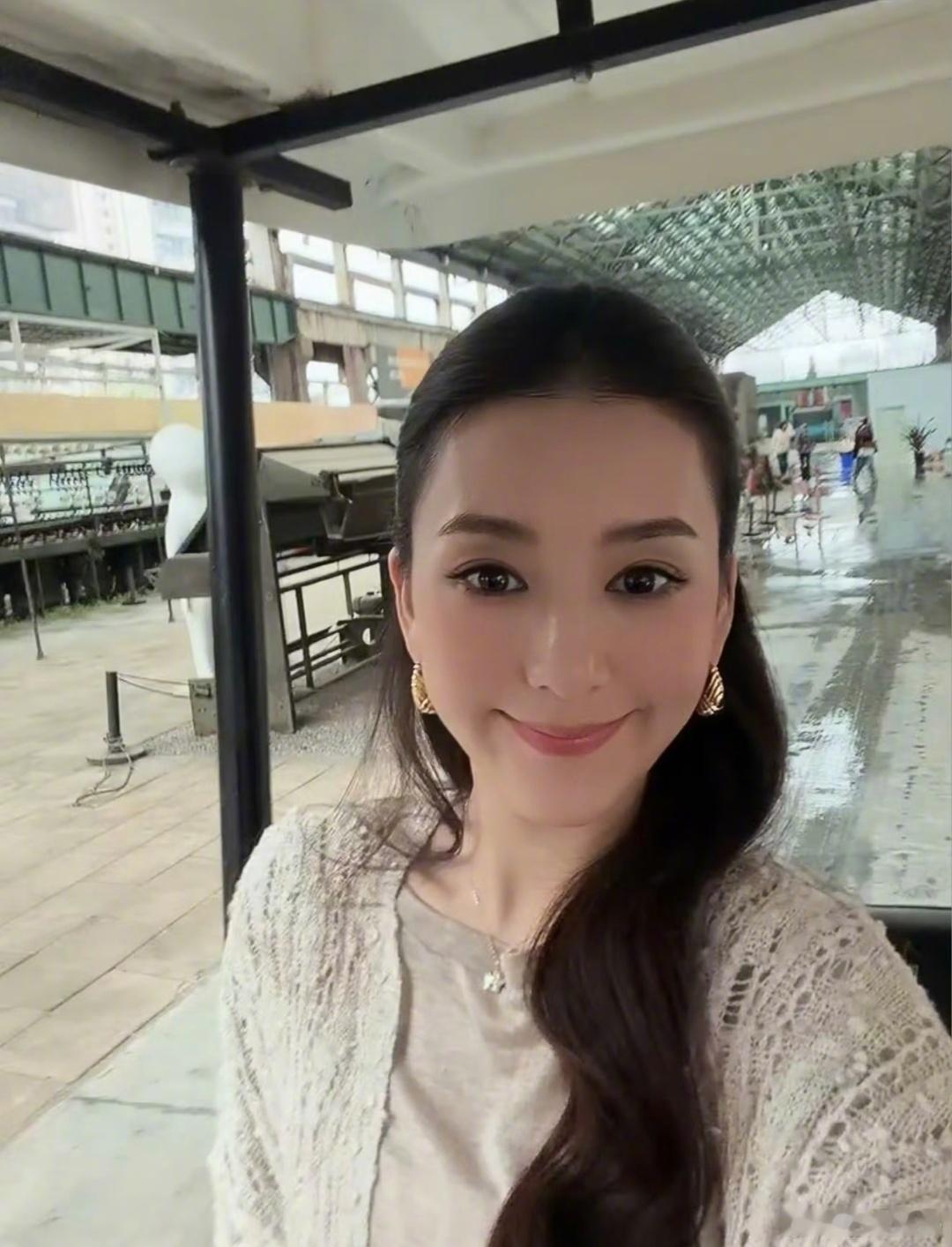 看了片段其实就是选了非靠边的位置，然后和周涛小声表达了一下自己的喜好而已，第一次