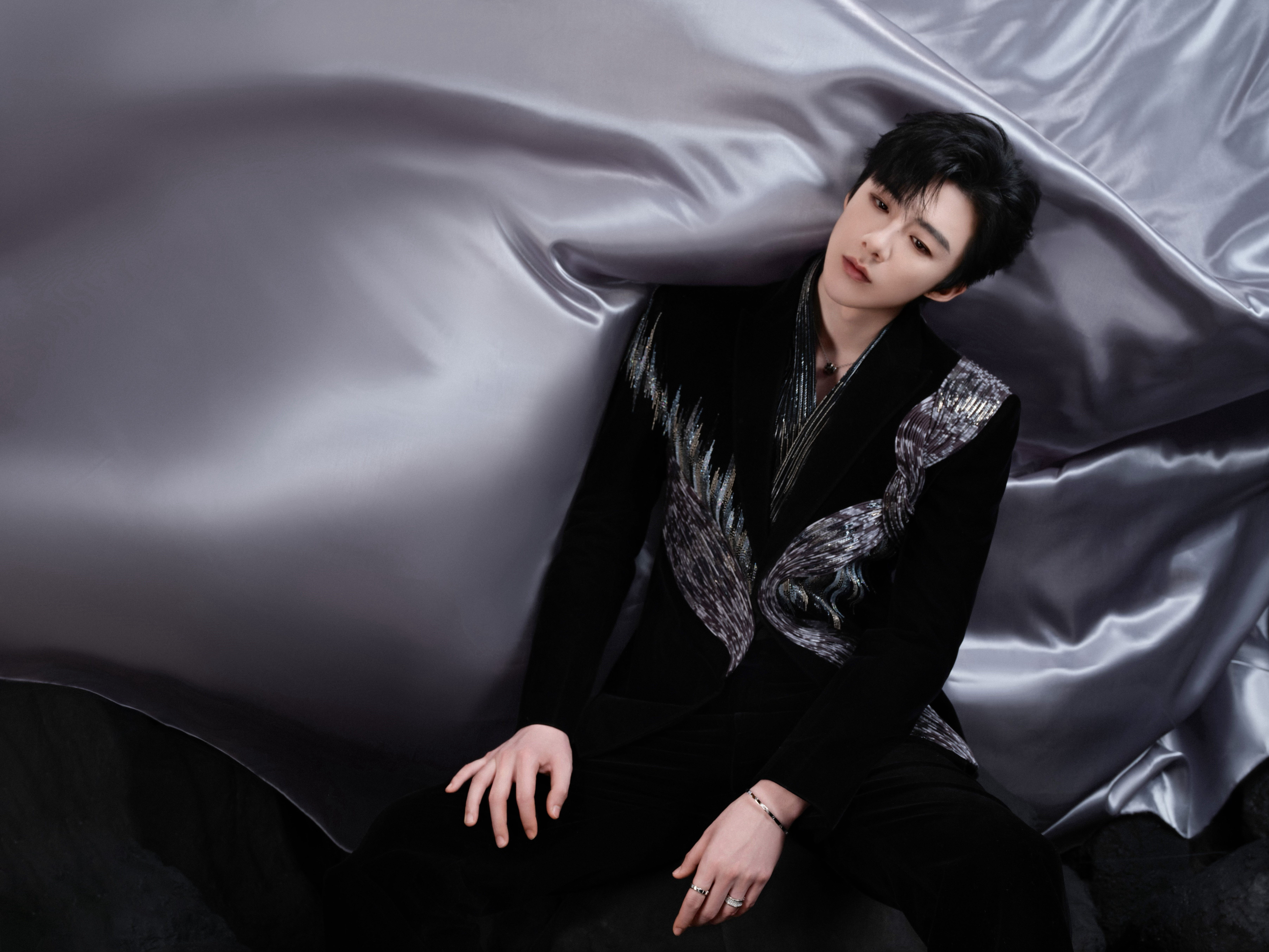 刘宇宁今日亮相2026中国网络视听盛典造型图集，身着AmitAggarwal