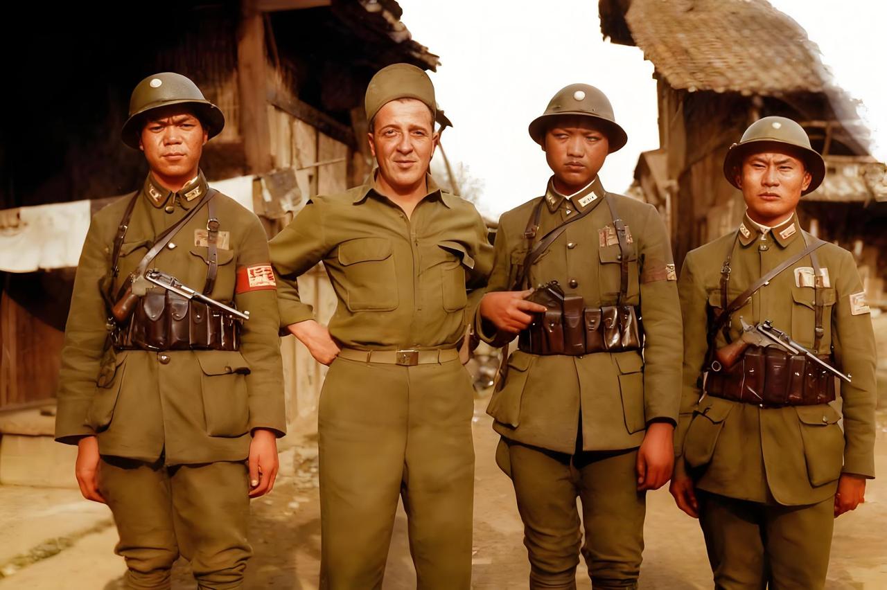 抗战后期的云南街头，画面里一位美国大兵身着美式军装，姿态放松地与三名国军（中央军