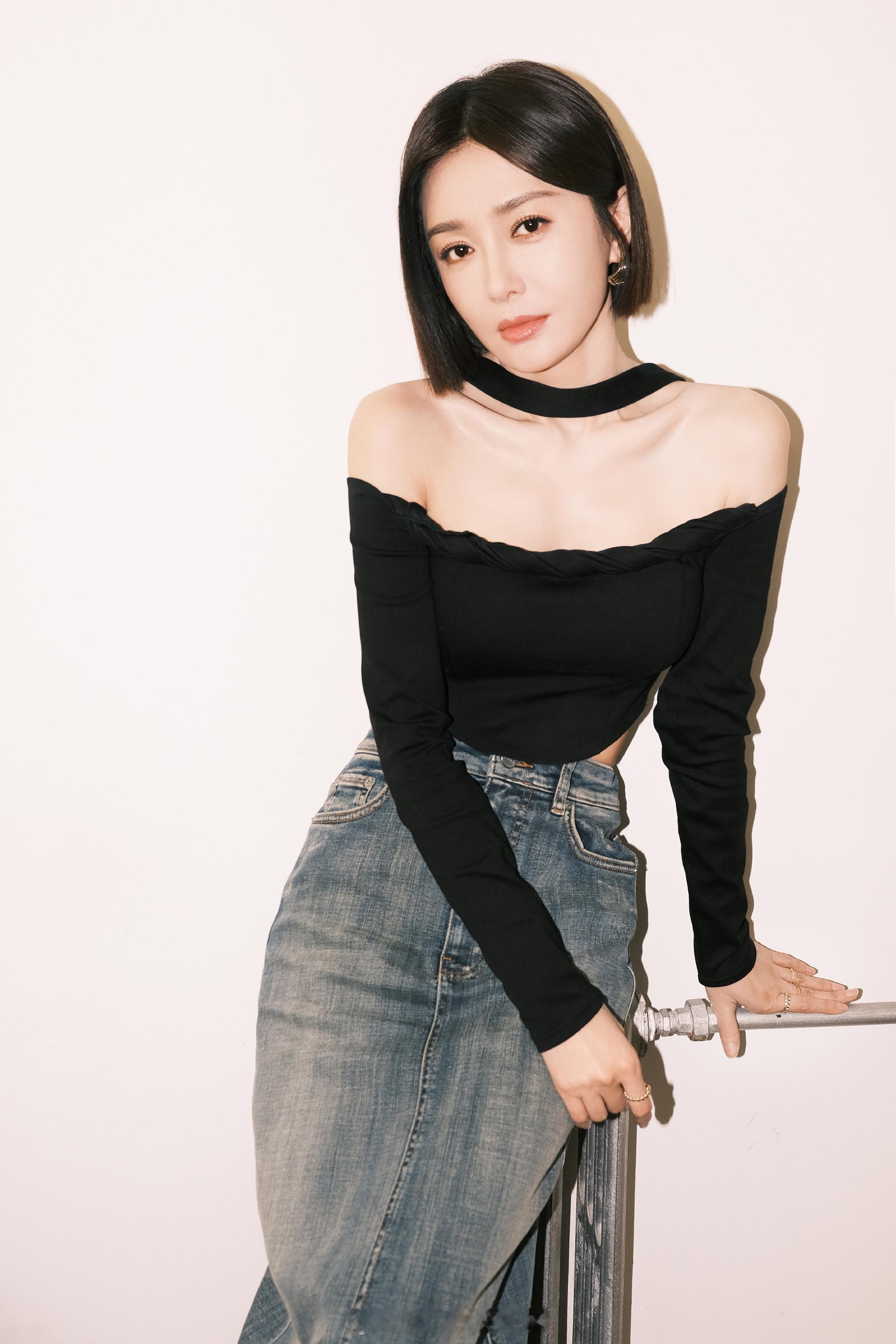 秦岚短发黑色吊带牛仔精致迷人