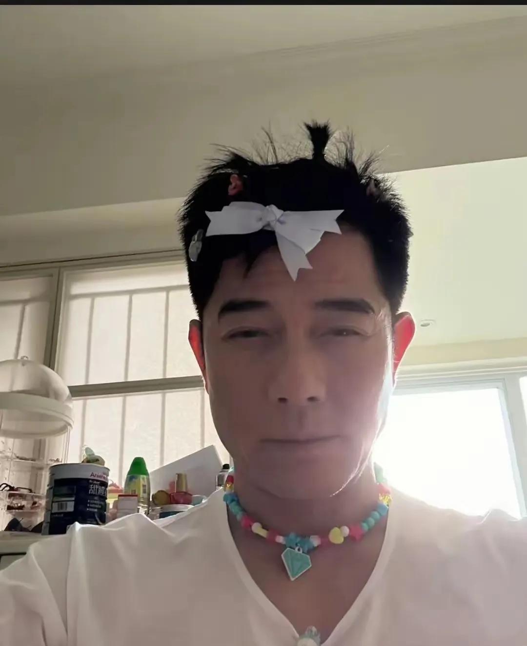 郭富城真是个好父亲、好老公。出门总抱着孩子，足见对家人的上心；和女儿互动默契，想