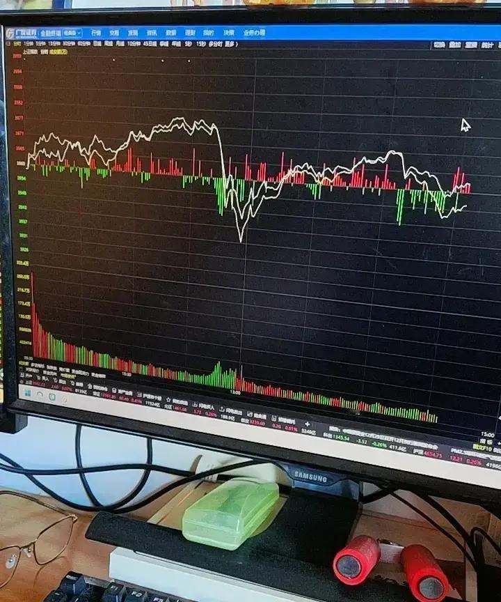 上午那场跳水根本不是意外，是彩排。你盯着分时图上的两次俯冲——11点10分