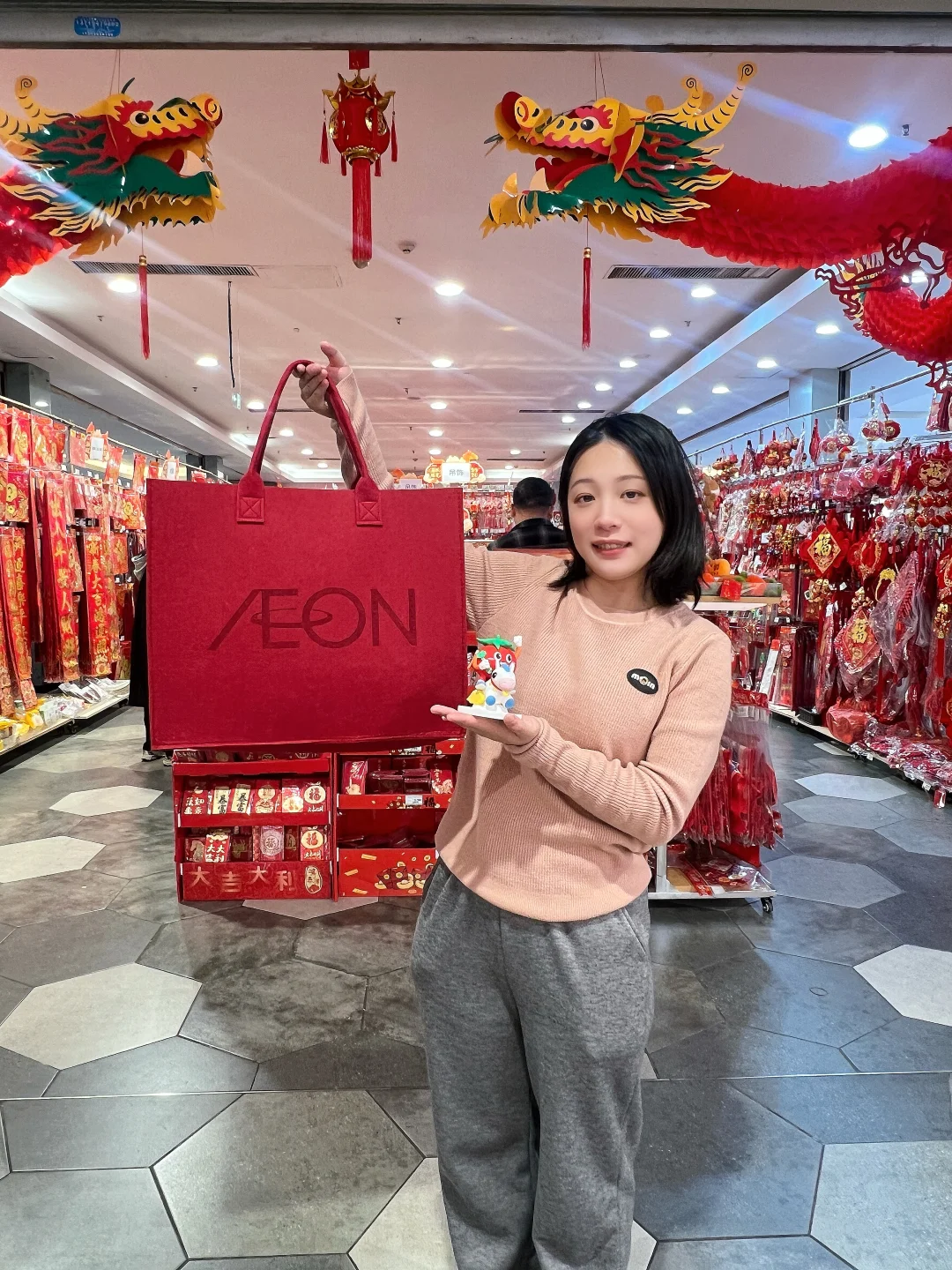 新年的仪式感，从永旺年货开始。 红与金，温柔又热烈。 红彤彤的年货买起...