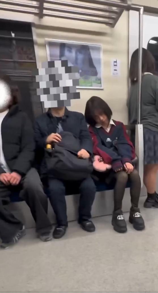 一名身着西装、搭乘东京通勤列车的男子描绘成一个“卑鄙”的侵犯者。作者指控这名男子