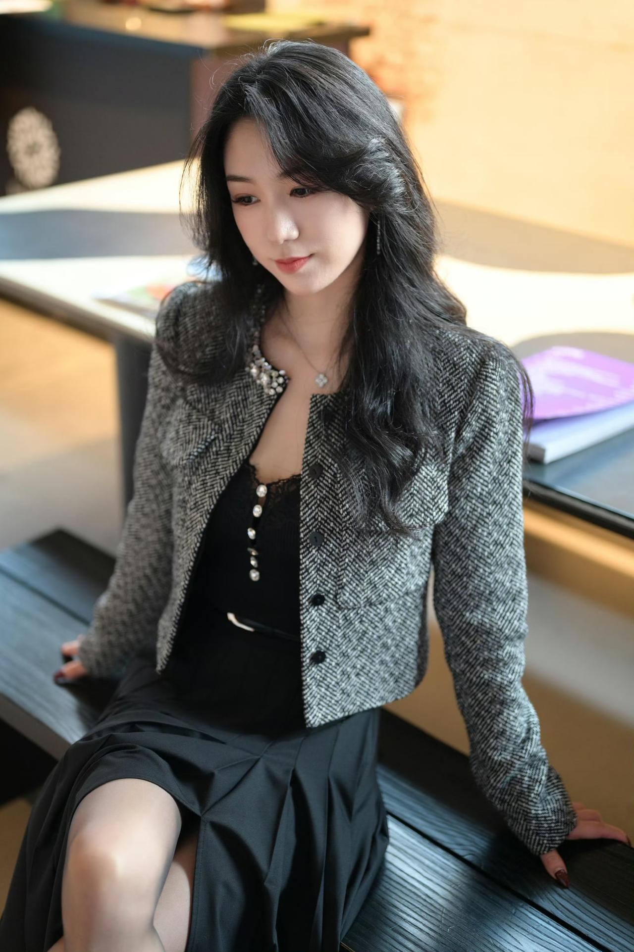 这套穿搭是复古贵气的黑白小香风，把精致质感和轻熟感融合得很适配。灰黑混纺小香风短