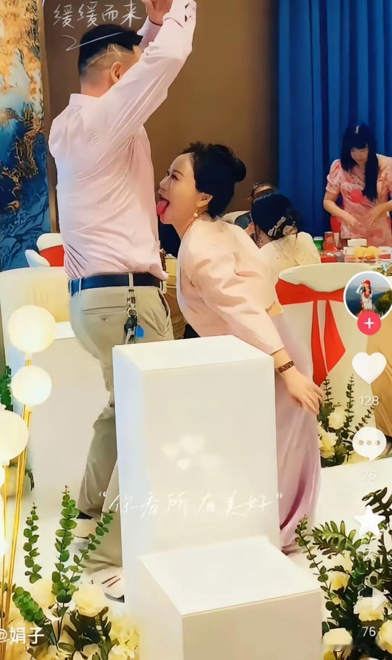 自己看看合适吗？女儿出嫁，老丈人丈母娘丢人现眼当众表演，这丈母娘是歌厅出来的吧