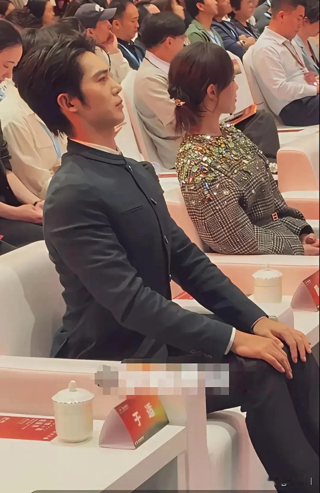 演员于适这坐姿，挺拔，自信，力量，给人以沉着、稳重、冷静的感觉，而且也是展示自身