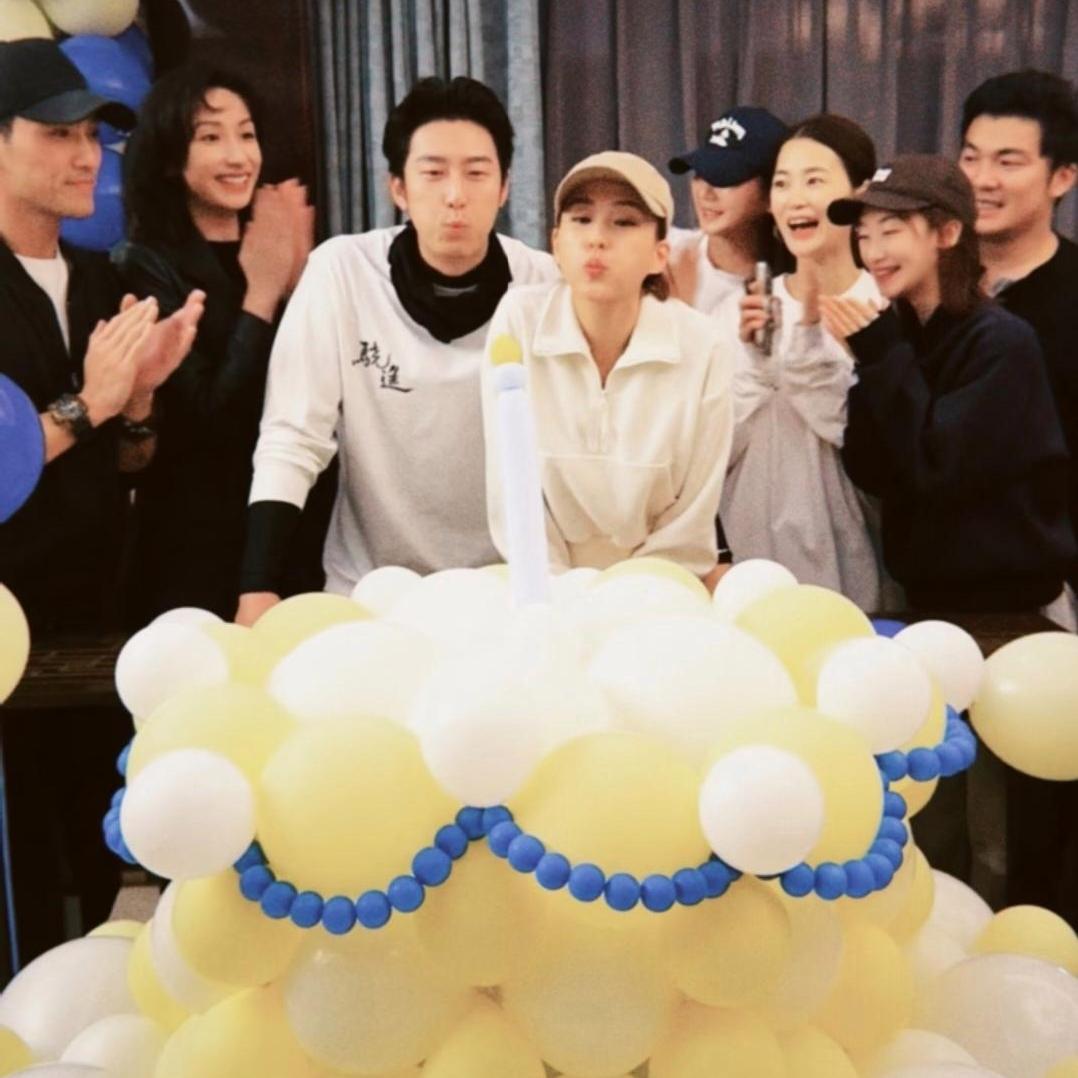 何超莲穿青蛙服给窦骁庆生！这波“土味惊喜”，比声明狠100倍谁能想到，赌王千