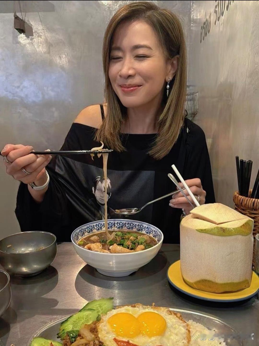 佘诗曼晒了三张收工吃饭的照。吃的是她惦记好久的船面。她自己说，满足到连鸡蛋都像在笑。照片里的她又美又