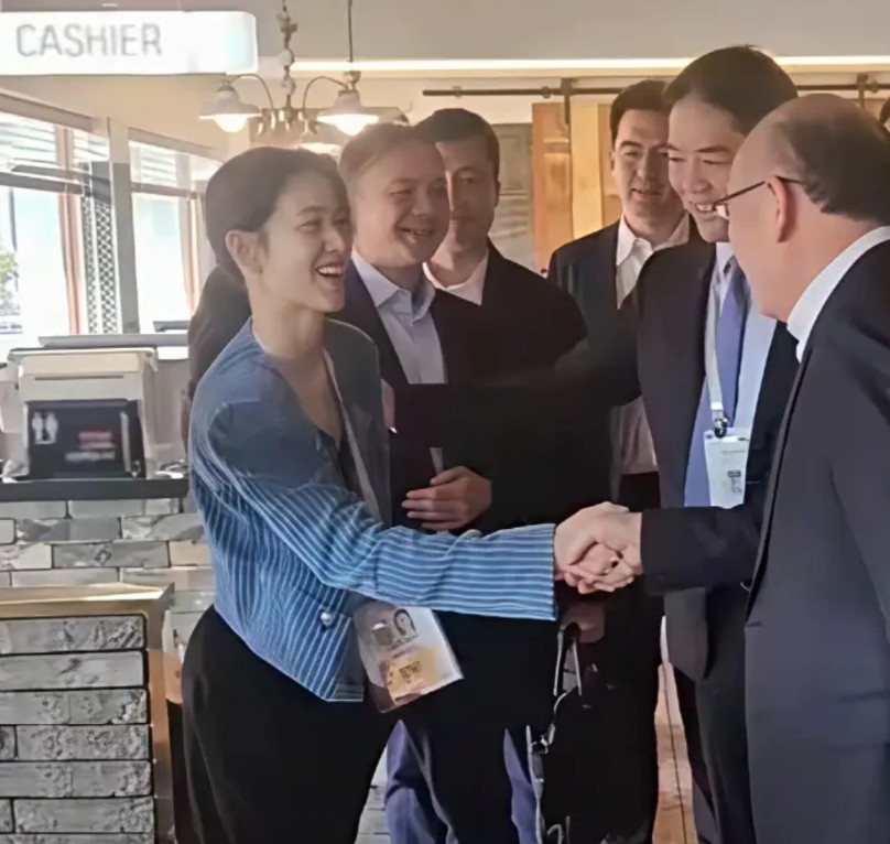 我怀疑章泽天是不是被刘强东教上课了前一天还满脸的不耐烦说奶茶翅膀硬了东哥已