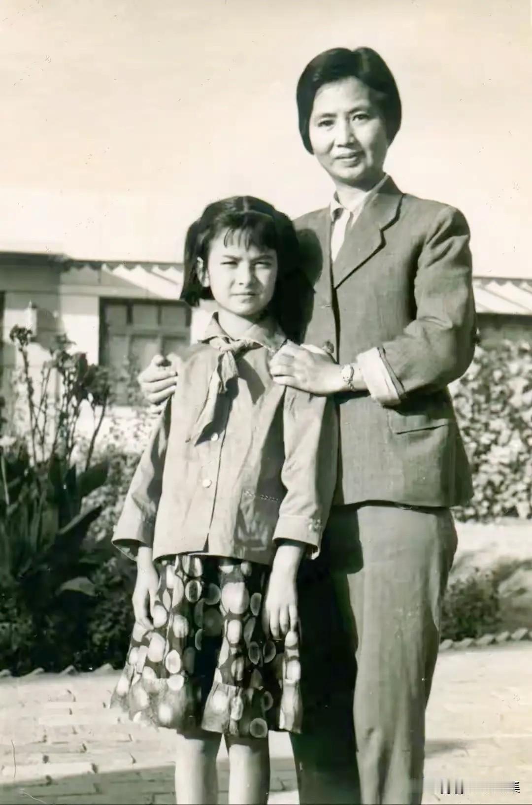 1965年7月，陈毅元帅的夫人张茜（右）在新疆与维吾尔族小朋友的合影。张茜（19