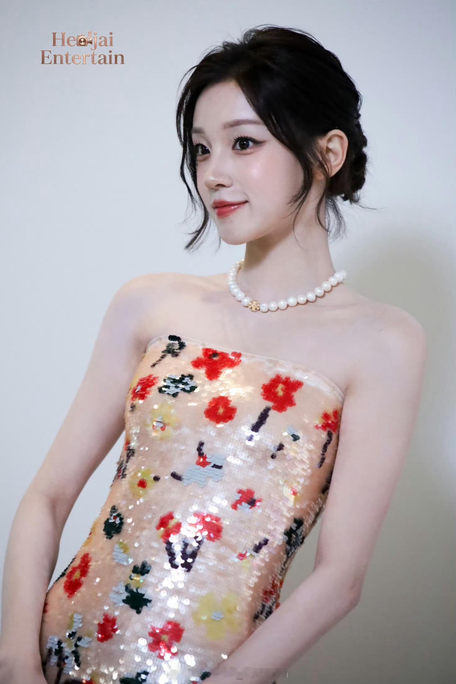 宋雨琦出席泰国ToryBurch活动一袭亮片花朵裙非常俏皮可爱！和她本人甜美的