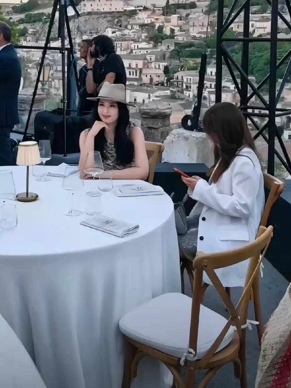 演员刘涛和18岁女儿同框，完全不在一个频道近日，刘涛和18岁女儿现身意大利，